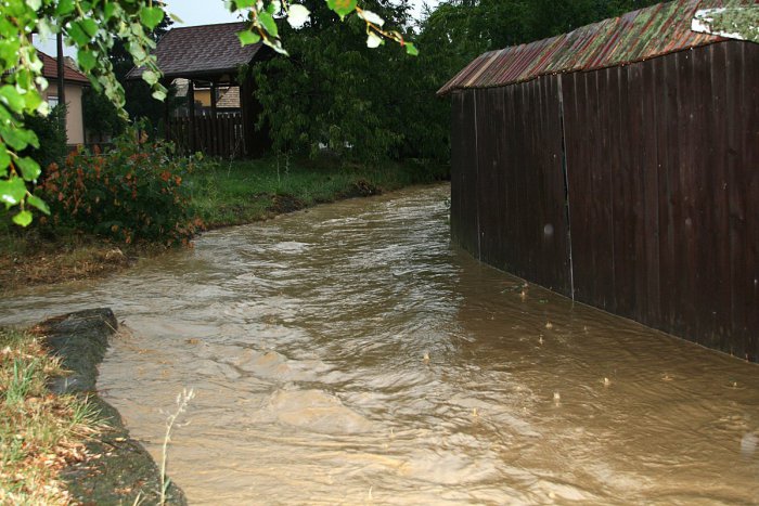 Ilustračný obrázok k článku Potok sa zmenil na besniaci živel: Očová stále v pohotovosti! FOTO z miesta záplav