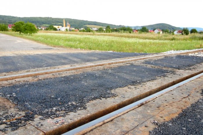 Ilustračný obrázok k článku Osemtisícová investícia železníc: V Ľubiši opravovali železničné priecestie
