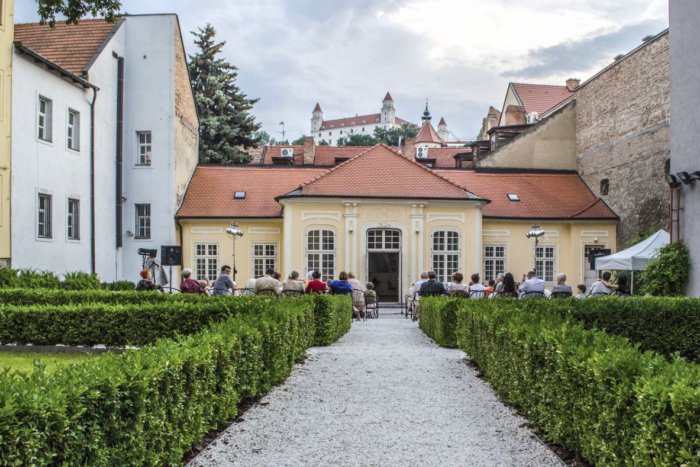 Ilustračný obrázok k článku V bratislavskej Lisztovej záhrade zaspievajú skupiny bez hudobného sprievodu