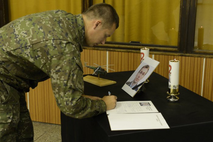 Ilustračný obrázok k článku Bolestivé a smutné chvíle v Prešove: Na základni sa podpisujú do kondolenčnej knihy, nálada nie je dobrá