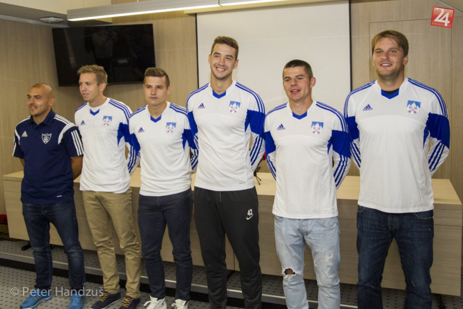 Ilustračný obrázok k článku FK Poprad vstupuje do novej sezóny s profesionálnymi hráčmi: Kto prišiel, odišiel a aké ambície si tím stanovil?