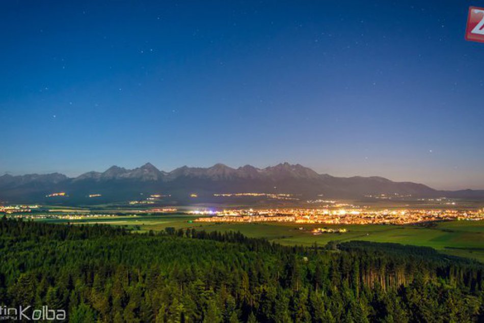 Ilustračný obrázok k článku Táto FOTKA z Popradu boduje: Krása mesta pod Tatrami zachytená za splnu Mesiaca