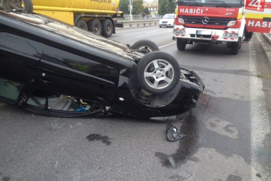 Ilustračný obrázok k článku FOTO z miesta nehody: Auto na moste v Zámkoch skončilo na streche!