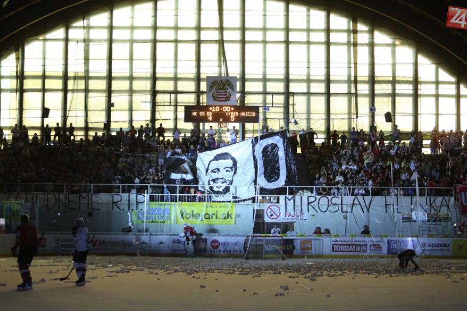 Ilustračný obrázok k článku Hokejové hviezdy vykorčuľovali na bystrickom zimáku: Uctili si pamiatku Miroslava Hlinku FOTO
