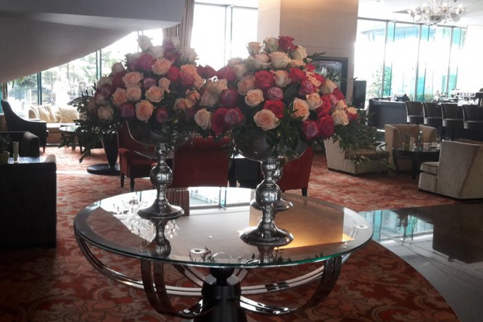 Ilustračný obrázok k článku Luxusný Kempinsky na nábreží Dunaja vystriedal Grand hotel. Jeho interiér teraz zdobia ruže Márie Terézie