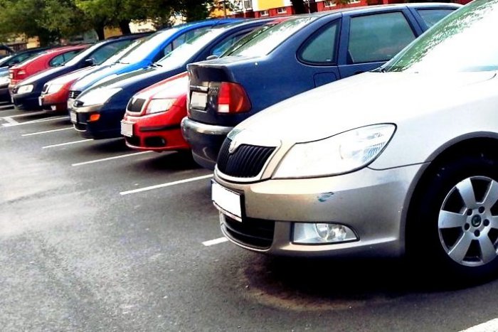 Ilustračný obrázok k článku Dobré správy pre majiteľov štvorkolesových tátošov: V Bystrici pribudnú nové parkovacie miesta, pozrite kde!
