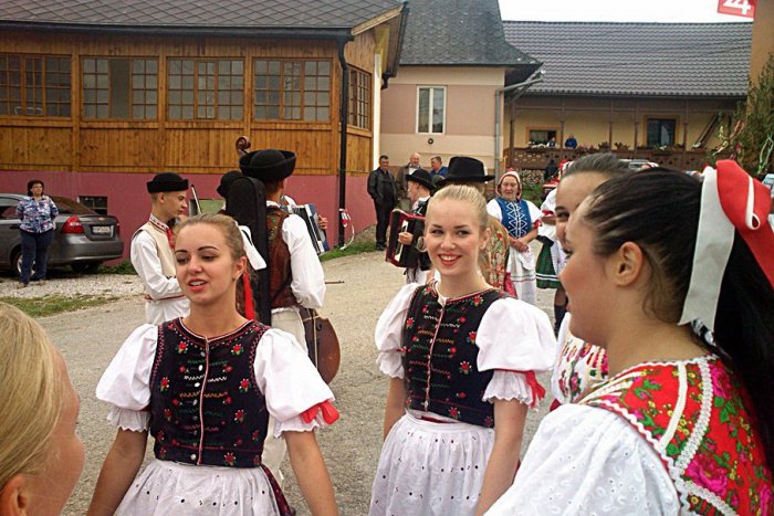 Ilustračný obrázok k článku Ulice obce Rejdová ožijú: Po roku sa tam vráti folklórny festival s bohatým programom