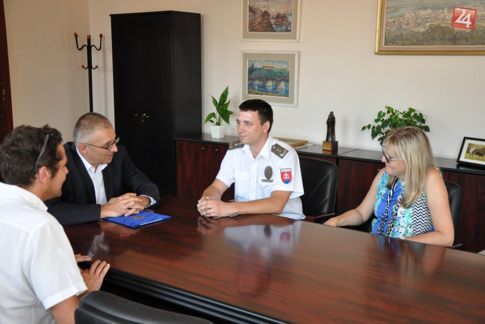 Ilustračný obrázok k článku Hrdinský čin policajta v Hlohovci nezostal bez povšimnutia: Za záchranu života ženy (69) ho ocenila radnica