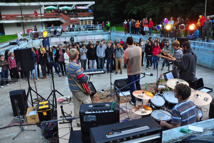 Ilustračný obrázok k článku Schátrané bratislavské kúpalisko ožije! Život v ňom prebudí festival v bazéne