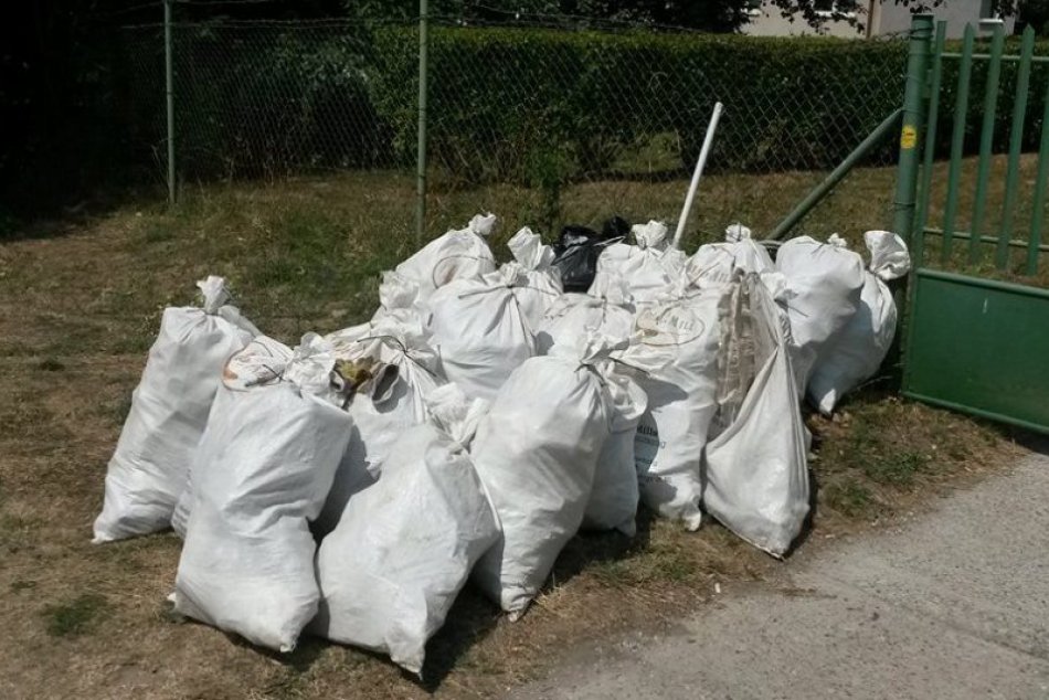 Ilustračný obrázok k článku Tak toto by ste nečakali: Schválne počítajte, koľko vriec odpadkov sa vyzbieralo pri Bani. FOTO