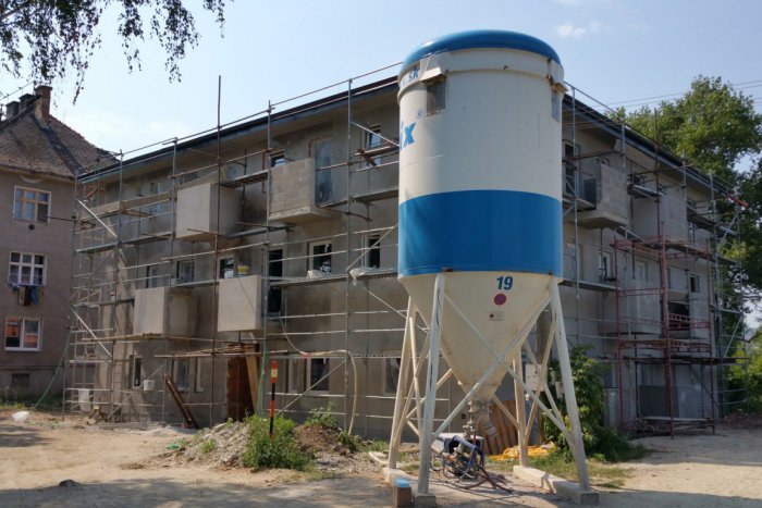 Ilustračný obrázok k článku Nový bytový dom pre Rómov bude hotový už v septembri: O 12 bytov má záujem 40 rodín