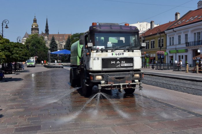 Ilustračný obrázok k článku V okresných mestách Bratislavských kraja zavlažujú pre horúčavy verejnú zeleň častejšie a zároveň kropia aj niektoré komunikácie