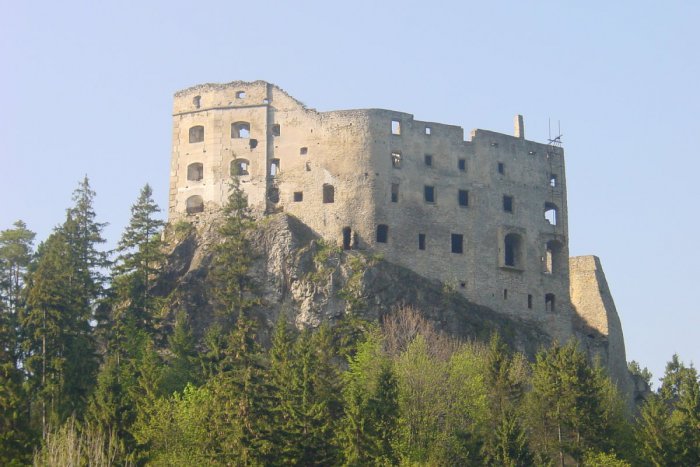 Ilustračný obrázok k článku Ak štát nedá peniaze, tak Likavský hrad utrpí čochvíľa ďalšiu ranu