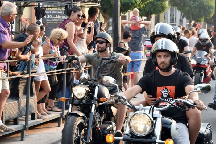 Ilustračný obrázok k článku Elegantní gentlemani na motorkách po prvý krát v Bratislave! Viete, aké poslanie má táto akcia?