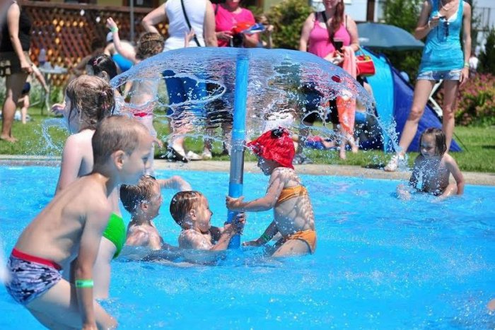 Ilustračný obrázok k článku Mestské kúpalisko v Lučenci sa teší najlepšej sezóne: Teplejšia voda, aj zachránené dieťatko