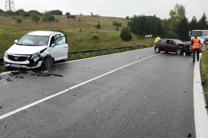 Ilustračný obrázok k článku Neďaleko Spišskej došlo k nehode: Opel po šmyku prešiel do protismeru, nasledovala čelná zrážka!