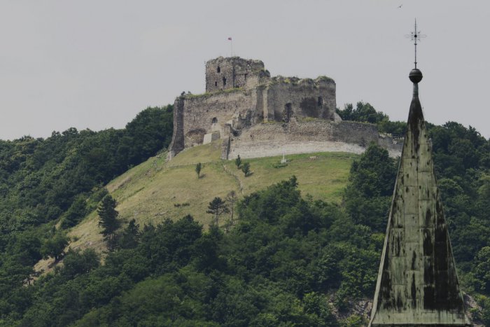 Ilustračný obrázok k článku Bude sa veru na čo pozerať: Kapušiansky hrad obsadia rytieri, hudobníci i tanečnice