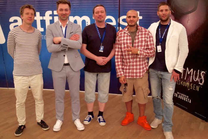 Ilustračný obrázok k článku Film Lučenčana Mira Drobného prekvapil: Sídliskový sen s Rytmusom na premiére zožal standing ovation