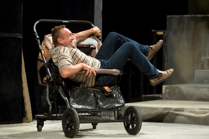 Ilustračný obrázok k článku Zosnulému Jozefovi Bednárikovi venujú muzikál. Inscenácia Pokrvní bratia otvorí sezónu na Novej scéne