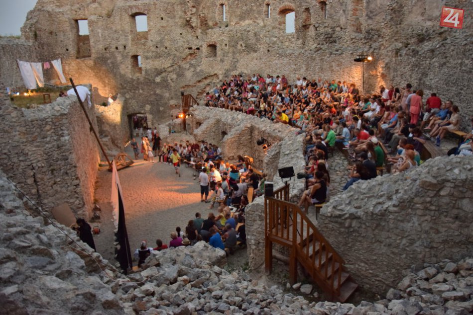 Ilustračný obrázok k článku OBRAZOM: Pozrite si zábery z magického večera s Perinbabou v ruinách Topoľčianskeho hradu