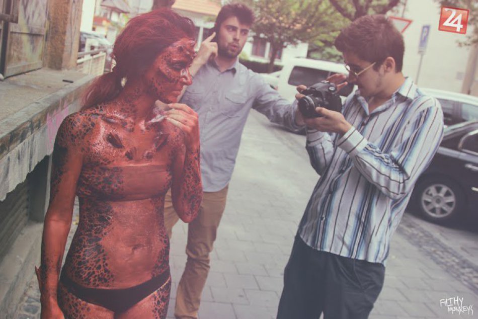 Ilustračný obrázok k článku Video: Nitrianska kapela s prvým videoklipom. Speváčku v ňom dobehlo jej alter ego