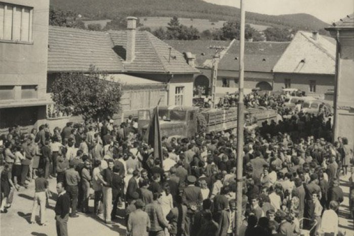 Ilustračný obrázok k článku Zábery, z ktorých ešte aj dnes behá mráz po chrbte: August 1968 v Rožňave zachytený na unikátnych fotkách!