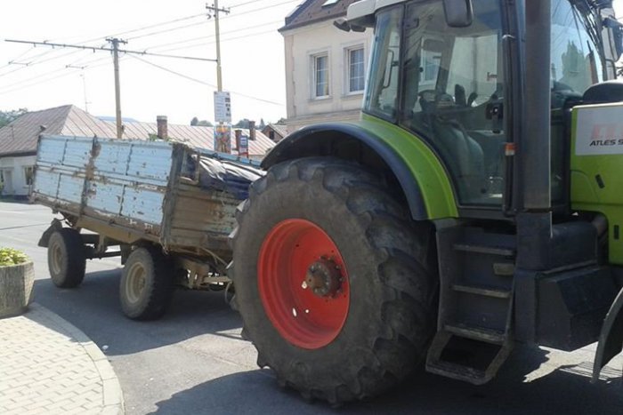 Ilustračný obrázok k článku Kuriózna situácia na Solivare: Traktor išiel po ceste, no zrazu nastalo niečo nečakané