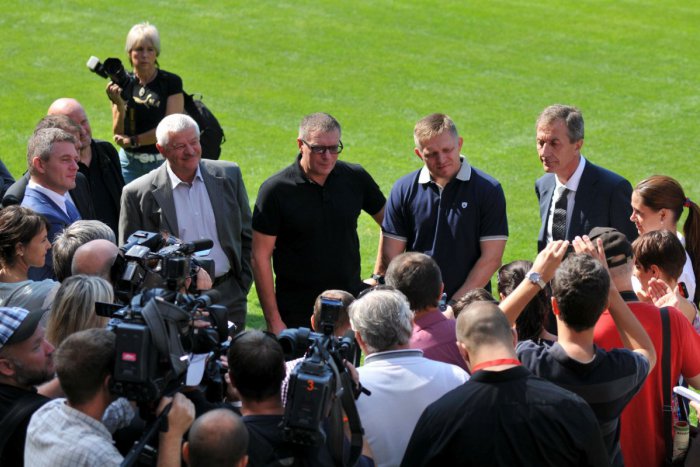 Ilustračný obrázok k článku Fico, Pellegrini a Kováčik v Trnave: Skontrolovali City Arenu pred otvorením