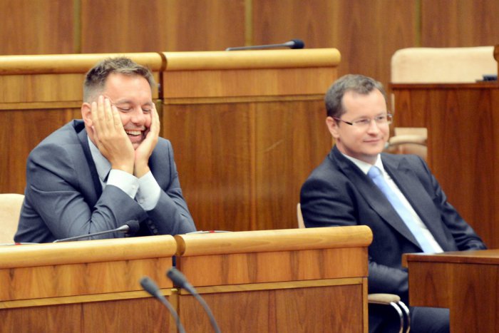 Ilustračný obrázok k článku Viete aké otázky kládli bratislavské deti ministrom v Národnej Rade? Pozrite sa na usmiate tváre členov nášho vládnuceho kabinetu