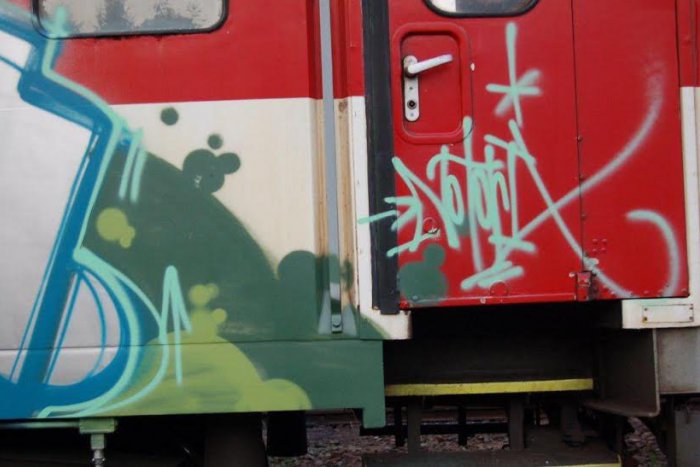Ilustračný obrázok k článku Policajti mali prácu na železnici: Sprejerský útok na vlakový vozeň! FOTO