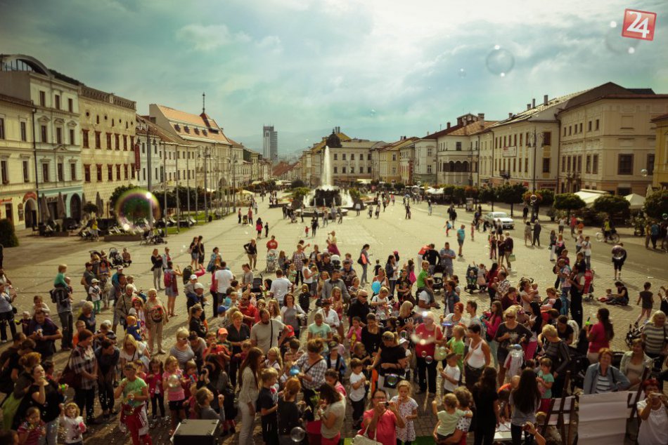 Ilustračný obrázok k článku Úchvatné zábery z centra mesta: Bystričania spoločne vypustili tisícky bublín FOTO