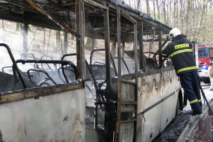 Ilustračný obrázok k článku Dramatické momenty na parkovisku: Autobus prešovskej MHD v plameňoch, zhorel do tla!