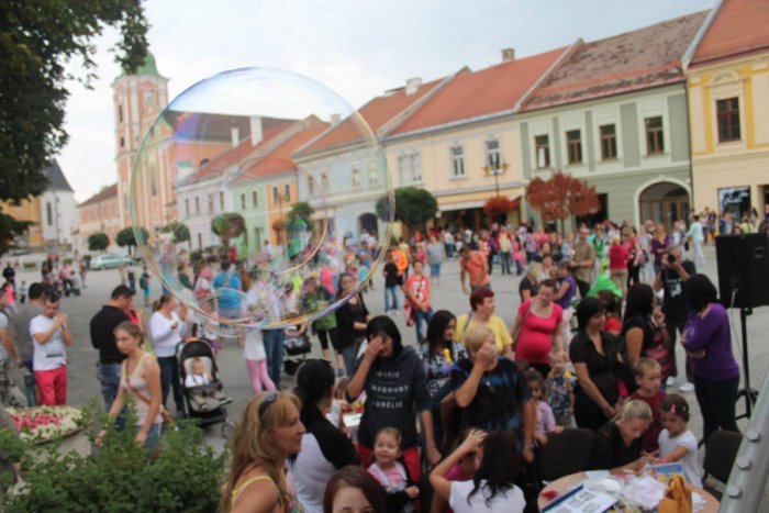 Ilustračný obrázok k článku Rožňavčania vyšli na ulicu a zrazu sa usmievali od ucha k uchu: Keď to zbadali, hneď mali krajší deň!