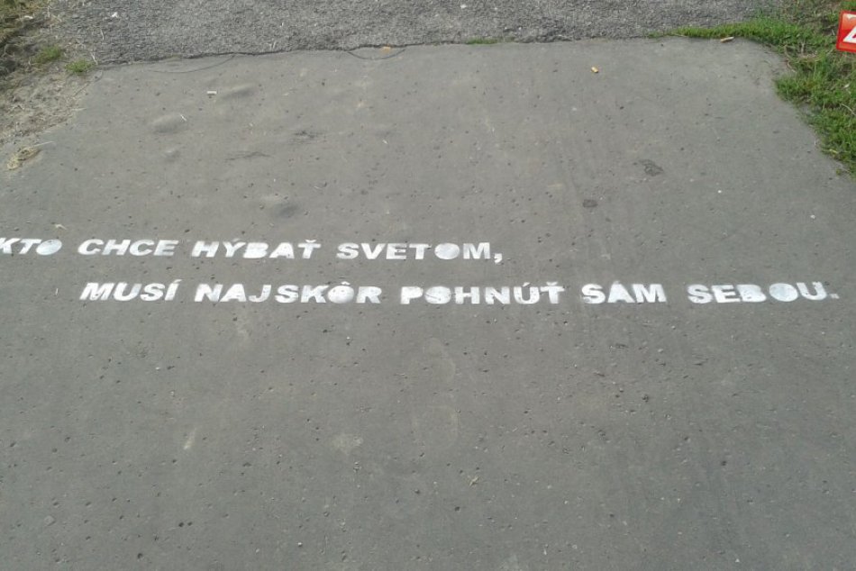 Ilustračný obrázok k článku Bystričania chodia po meste a čudujú sa ostošesť: Ulice zaplavili tajomné nápisy!