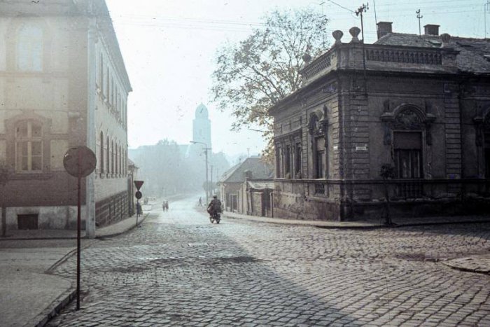 Ilustračný obrázok k článku Unikátna výstava, ktorá chytí za srdce nejedného Lučenčana: Ulice nášho mesta na starých fotkách!