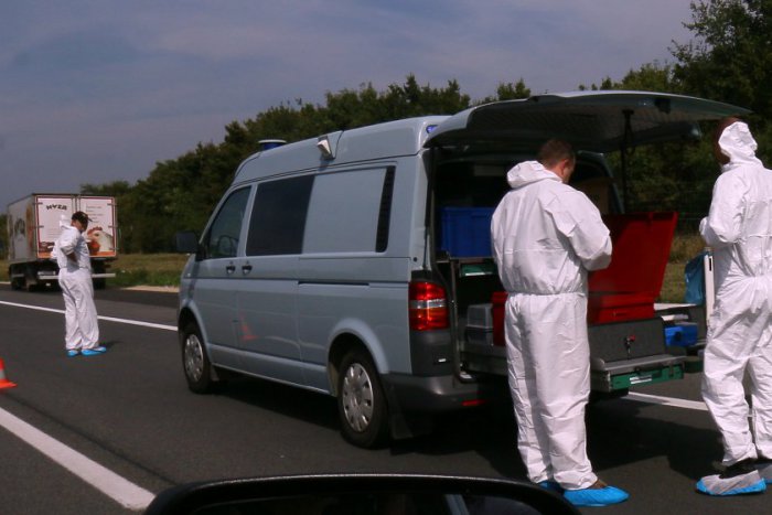 Ilustračný obrázok k článku Otrasný nález: V nákladnom aute s logom topoľčianskej spoločnosti našli desiatky mŕtvych migrantov!