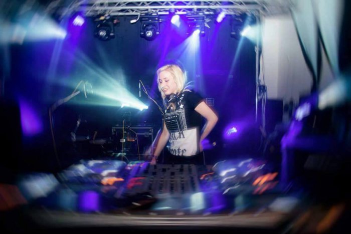 Ilustračný obrázok k článku Krehká blondínka za mixom: Žiarska DJ-ka Sofia (18) vypredala londýnsky klub, kde hrali Madona i Rolling Stones!