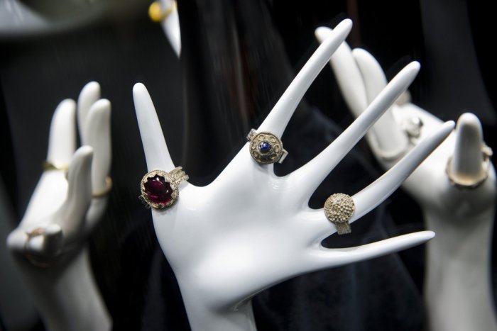 Ilustračný obrázok k článku SVET O SLOVENSKU: Šperky a vulgárnosti sú skvelá kombinácia