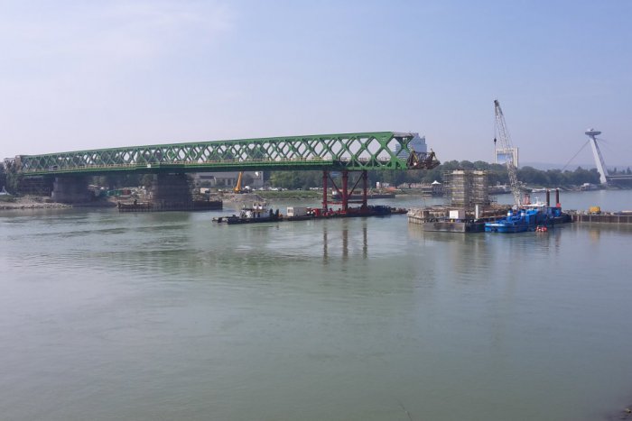 Ilustračný obrázok k článku Starý most sa o chvíľu napojí na pilier č. 34. Mesto si je isté, že konštrukcia bude hotová 15. decembra