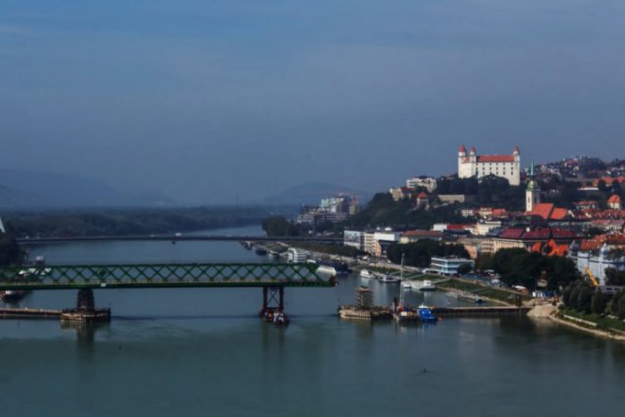 Ilustračný obrázok k článku VIDEO: Pozrite sa, ako sa vysúvala 76 metrová oceľová konštrukcia na Starom moste