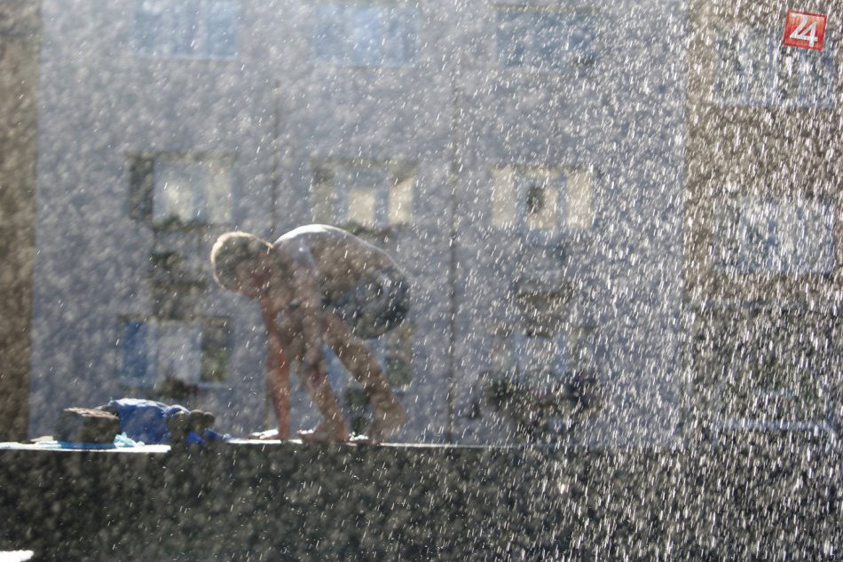 Ilustračný obrázok k článku Návštevníci gagov vs. trópy: Niektorí našli osvieženie tieni, iní rovno vo fontáne! FOTO