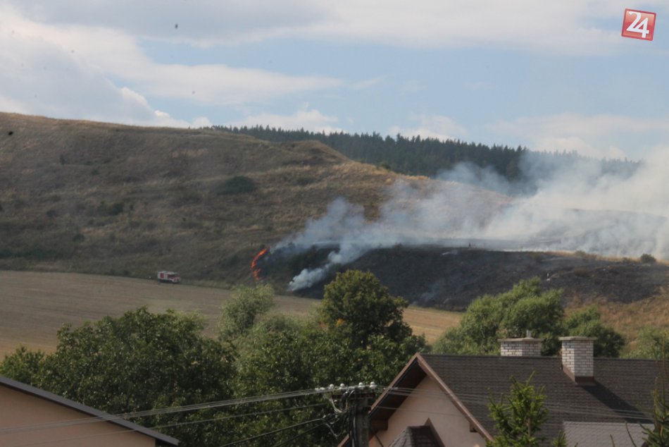 Ilustračný obrázok k článku Ohnivá dráma: Požiar šíriaci sa z rómskej osady spálil celý kopec nad dedinou!
