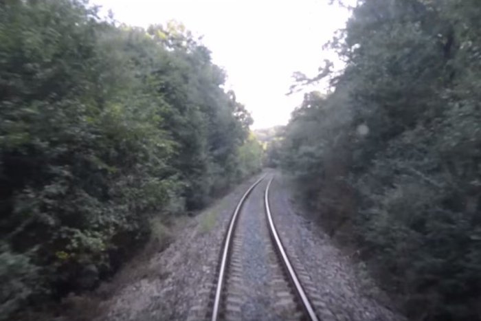 Ilustračný obrázok k článku Pohľad z kabíny rušňovodiča: Zažite jazdu na opustenej trati prostredníctvom unikátneho VIDEA!