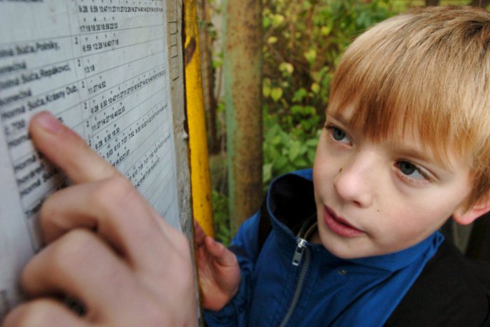 Ilustračný obrázok k článku Na obchádzku doplatia aj školáci: Deti z dedín pri Kremnici môžu do školy meškávať