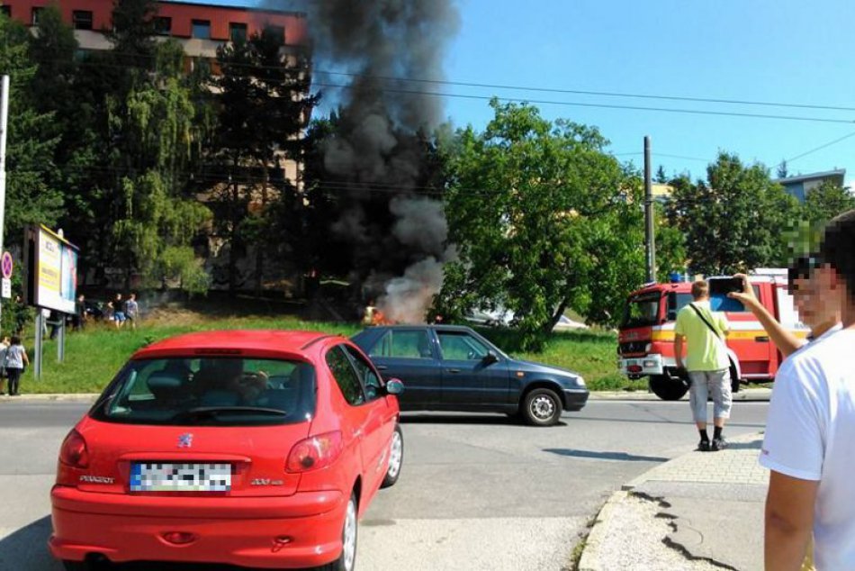 Ilustračný obrázok k článku Ohnivá dráma v Bystrici: Jedno z áut začalo horieť, no následne požiar ničil ďalšie dve! FOTO