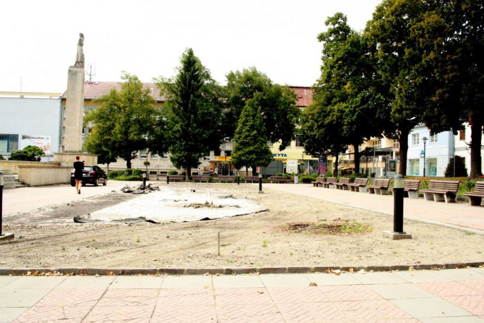 Ilustračný obrázok k článku Na Námestí slobody bude rušno: Pribudne nová dlažba i fontána, dokedy to chcú stihnúť?