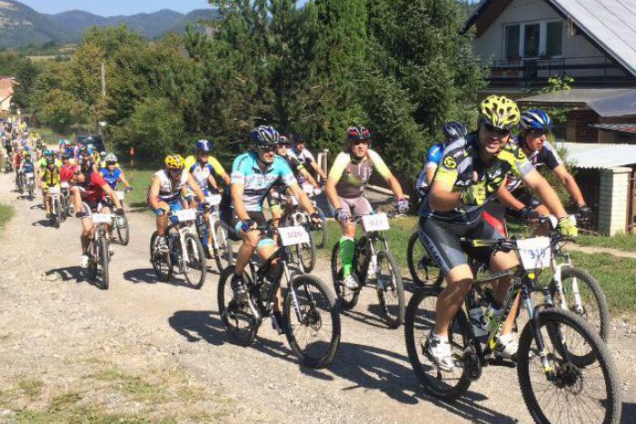 Ilustračný obrázok k článku Lučeneckí cyklisti na Zelenej stope SNP: Pád zmaril výhliadky na lepšie umiestnenie, FOTO