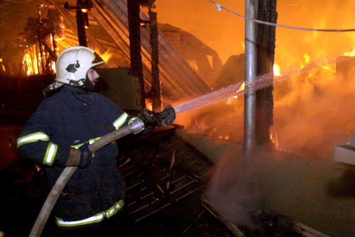 Ilustračný obrázok k článku Rozruch na sídlisku Sekčov: Požiar strechy 7-poschodovej bytovky a evakuácia desiatok ľudí!