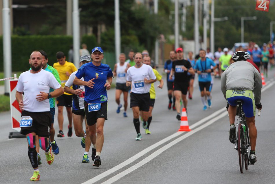 Ilustračný obrázok k článku Stovky bežcov zaplnili ulice mesta: Maratón v Bystrici s raritou, bosonohá štafeta!