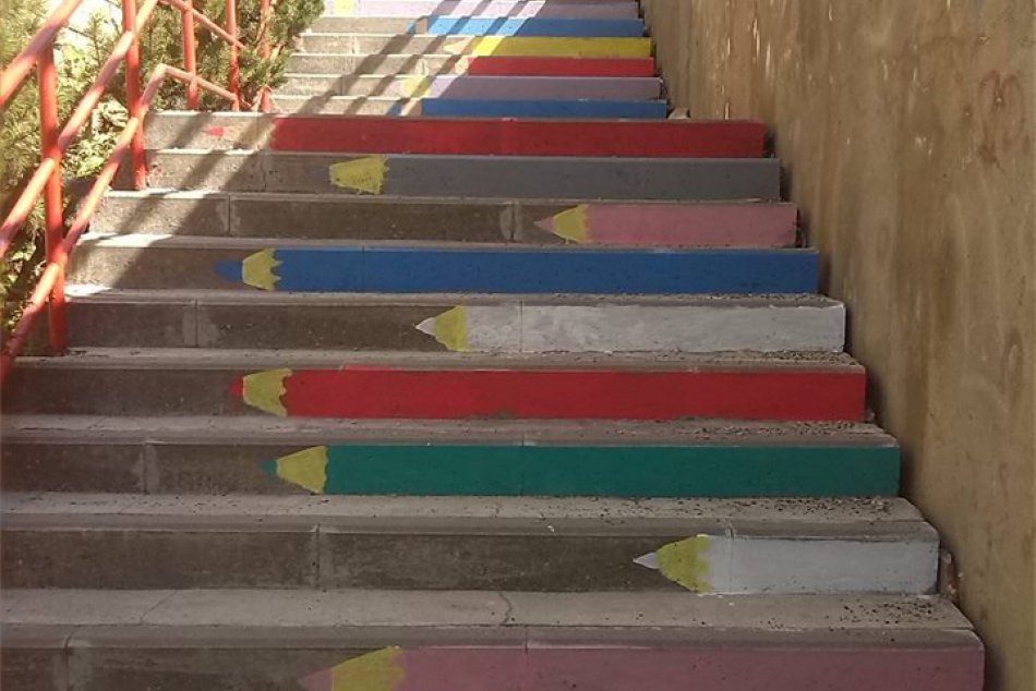 Ilustračný obrázok k článku Pustili sa do práce a šedivému miestu dali novú tvár: Tieto schody v Poprade upútajú vašu pozornosť!